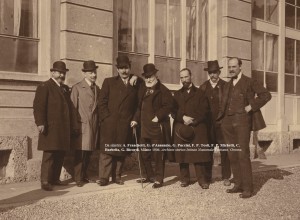 Da sinistra: A. Franchetti, G. d'Annunzio, G. Puccini, F.P. Tosti, F.P. Michetti, C. Barbella, G. Ricordi. Milano, 1906. Archivio storico Istituto Nazionale Tostiano, Ortona