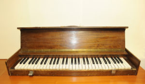 2. Tastiera “muta” portatile per esercizi appartenuta al pianista Giovanni Nenna